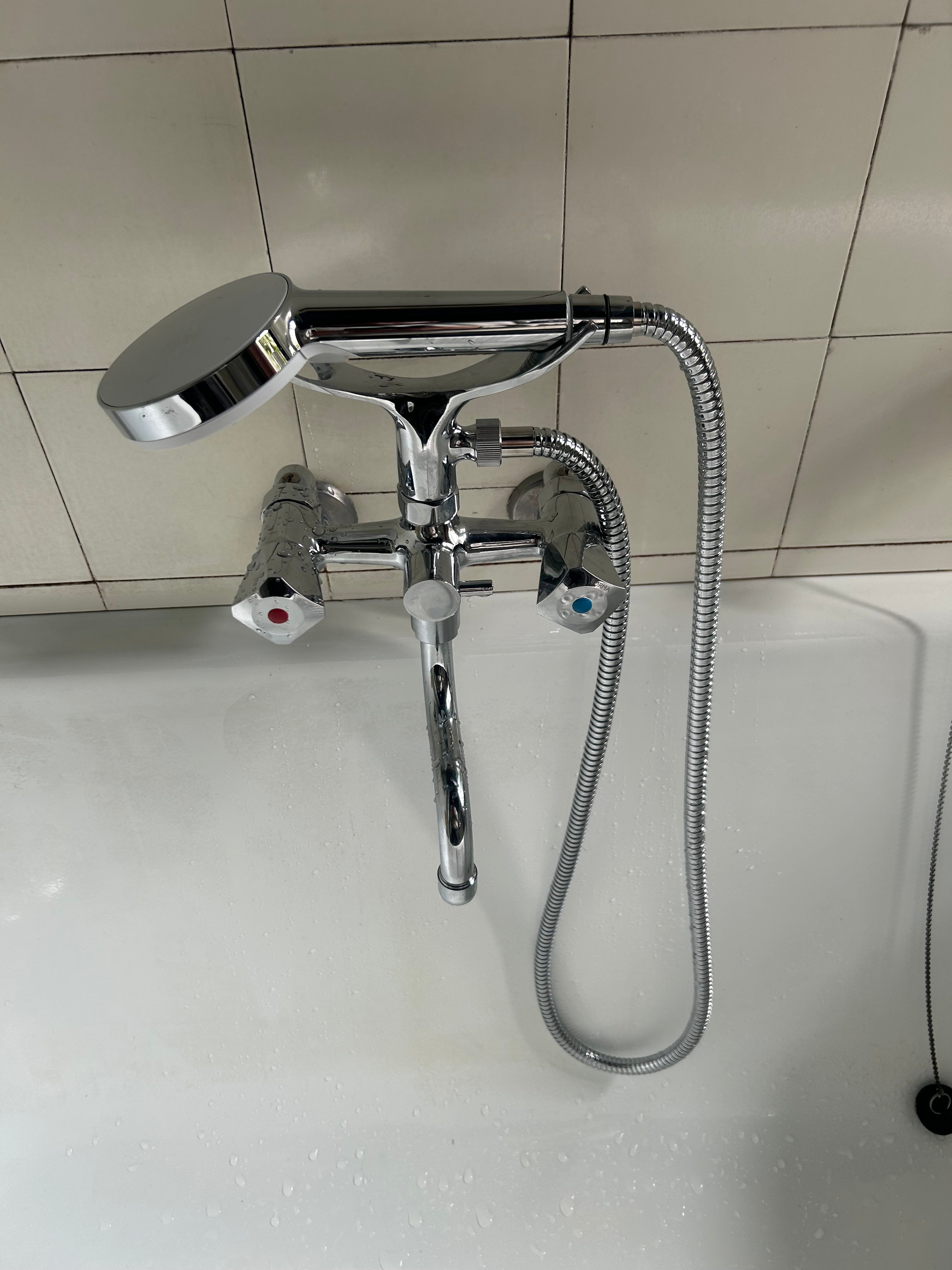 Montering af brusearmatur hos kunde på Amager