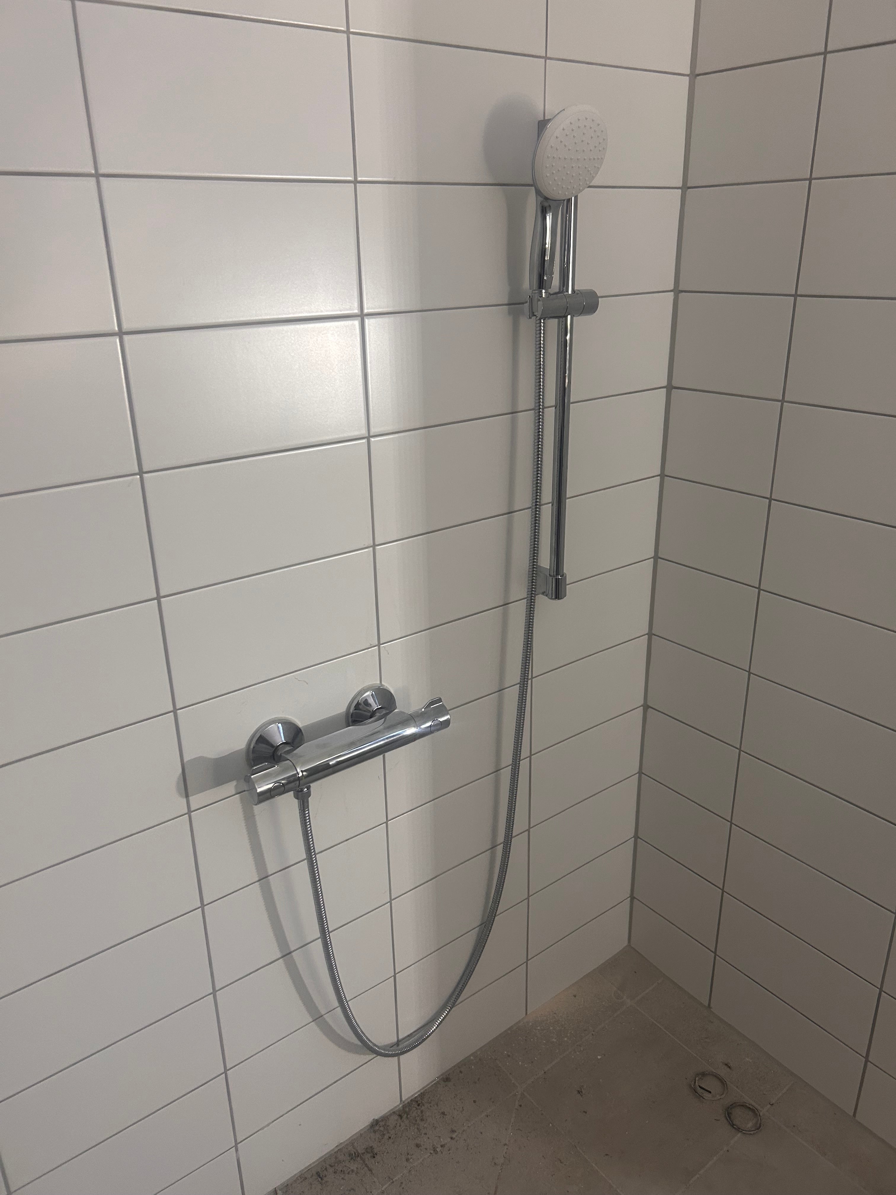 Montering af brusesæt hos kunde i Gentofte